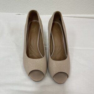 Clarks Womens Size 9 Heels Shoes Heavenly Maze Nude Tan PeepToe Nubuck Pumps EUC